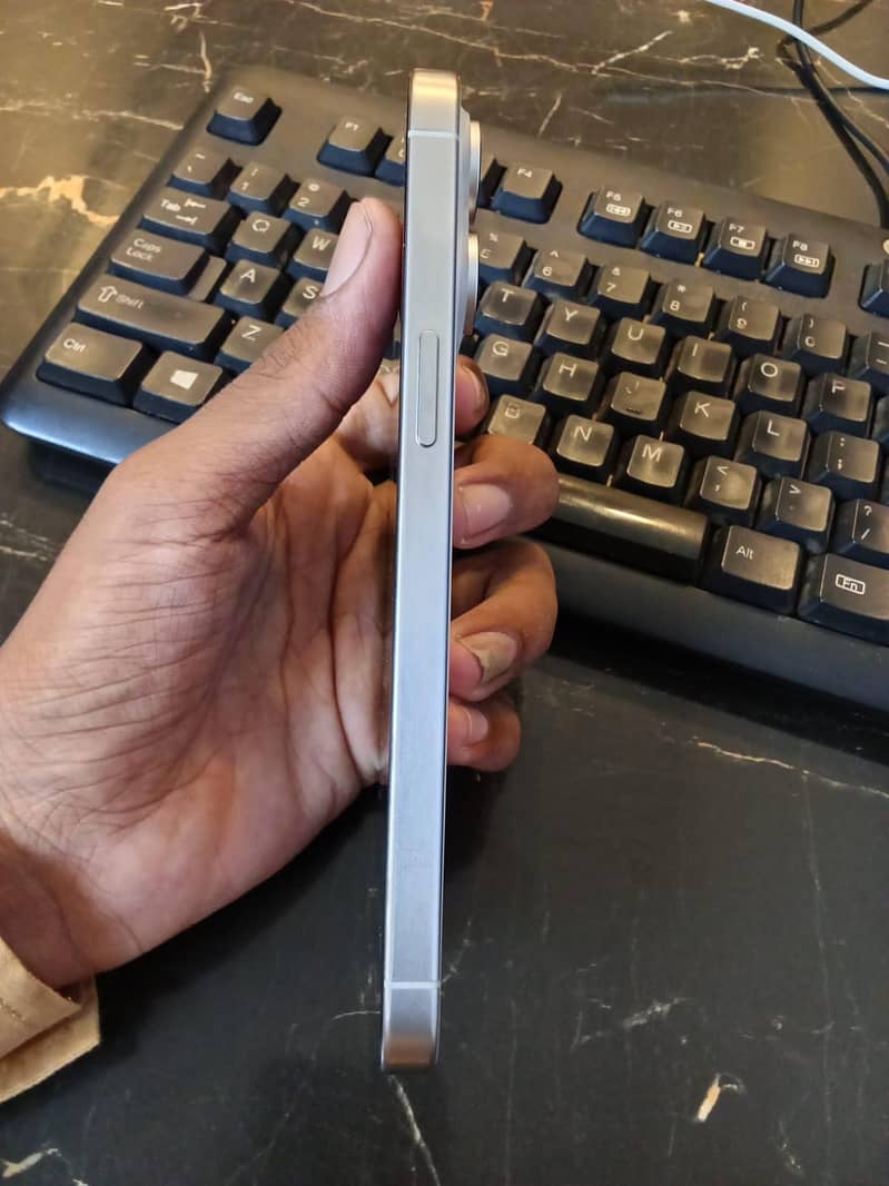 Apple iPhone 15 Pro Max 4