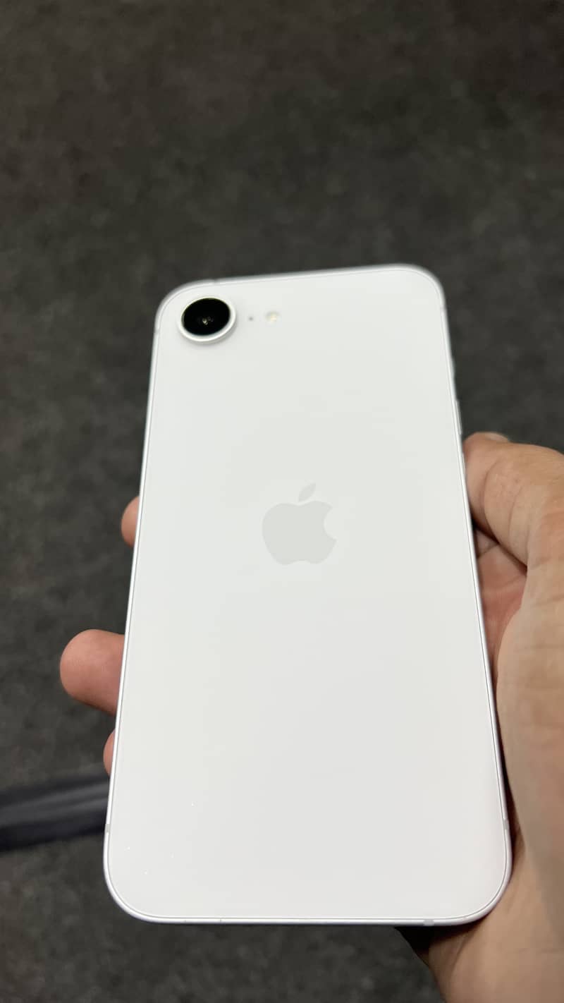 Apple iPhone 16e 2