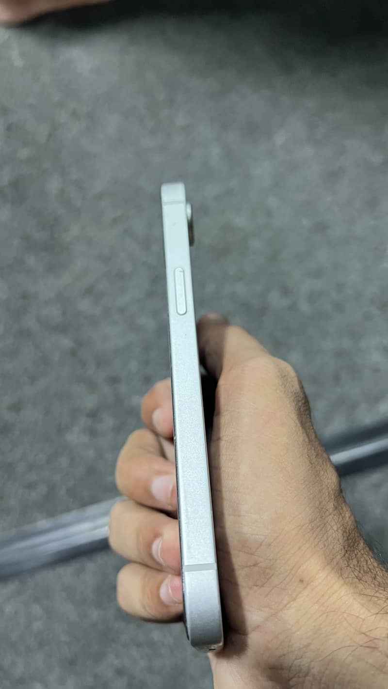 Apple iPhone 16e 3