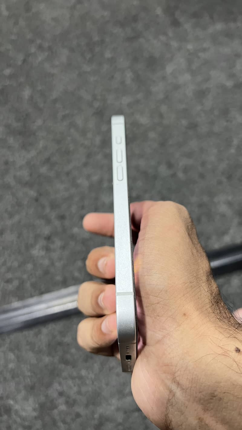 Apple iPhone 16e 4