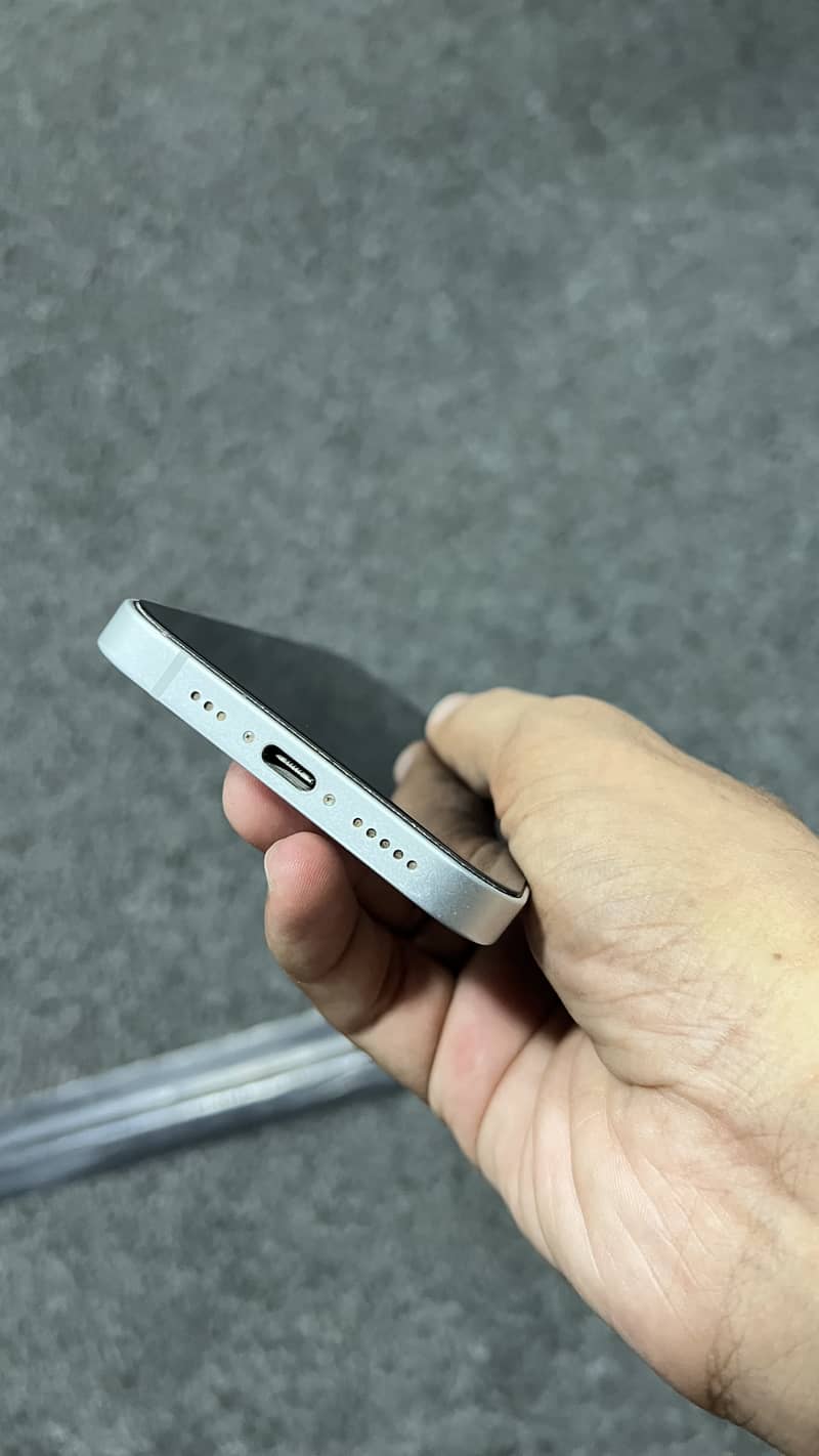 Apple iPhone 16e 5