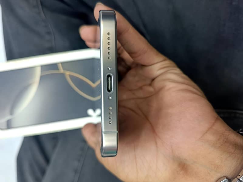 Apple iPhone 16 Pro Max 3