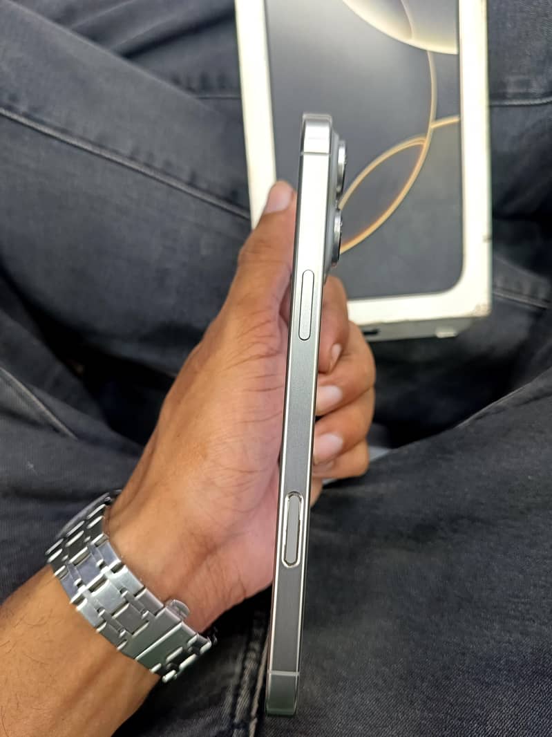 Apple iPhone 16 Pro Max 4
