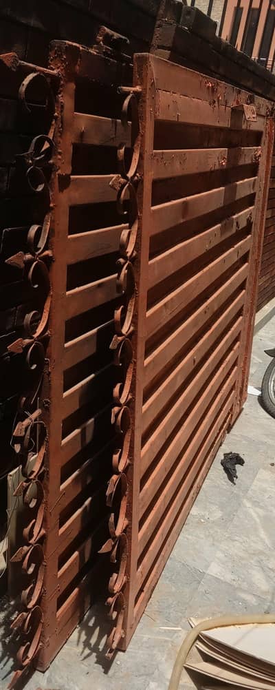 Solid iron gates (2 panels)