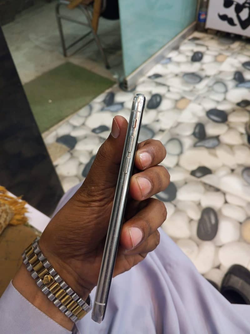 Apple iPhone X 4