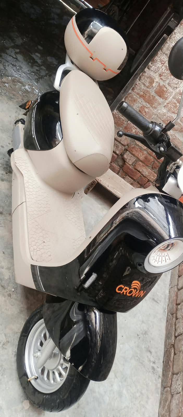 Scooty Crown 4