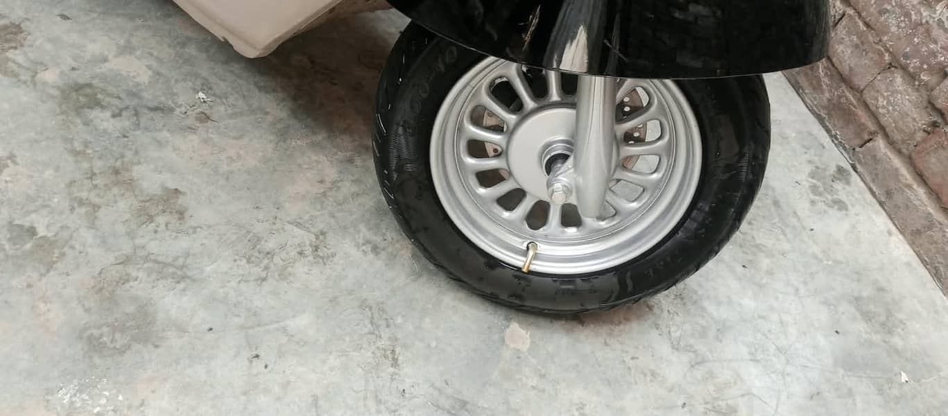 Scooty Crown 5