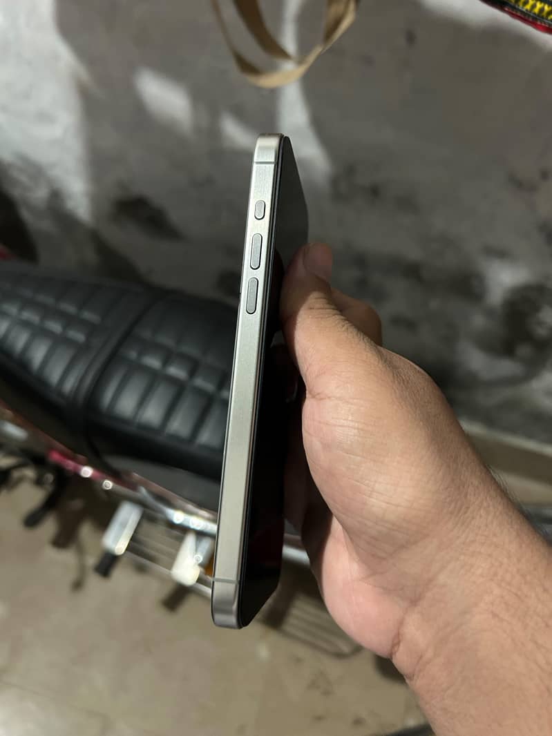 Apple iPhone 15 Pro Max 2