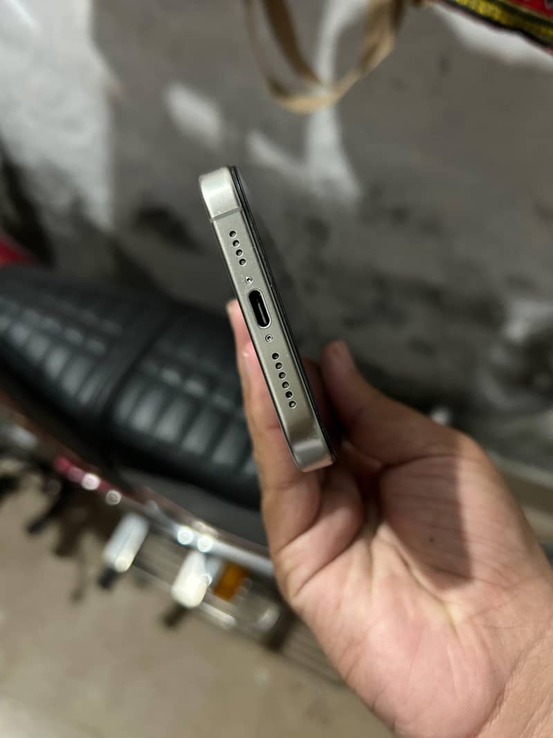 Apple iPhone 15 Pro Max 4