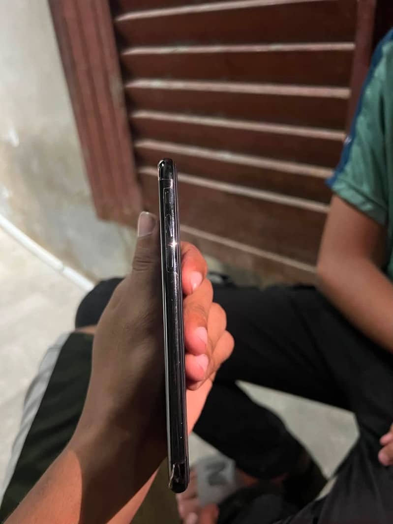 Apple iPhone X 4