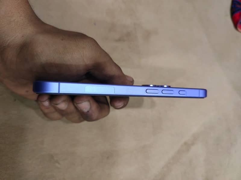 Apple iPhone 16 2