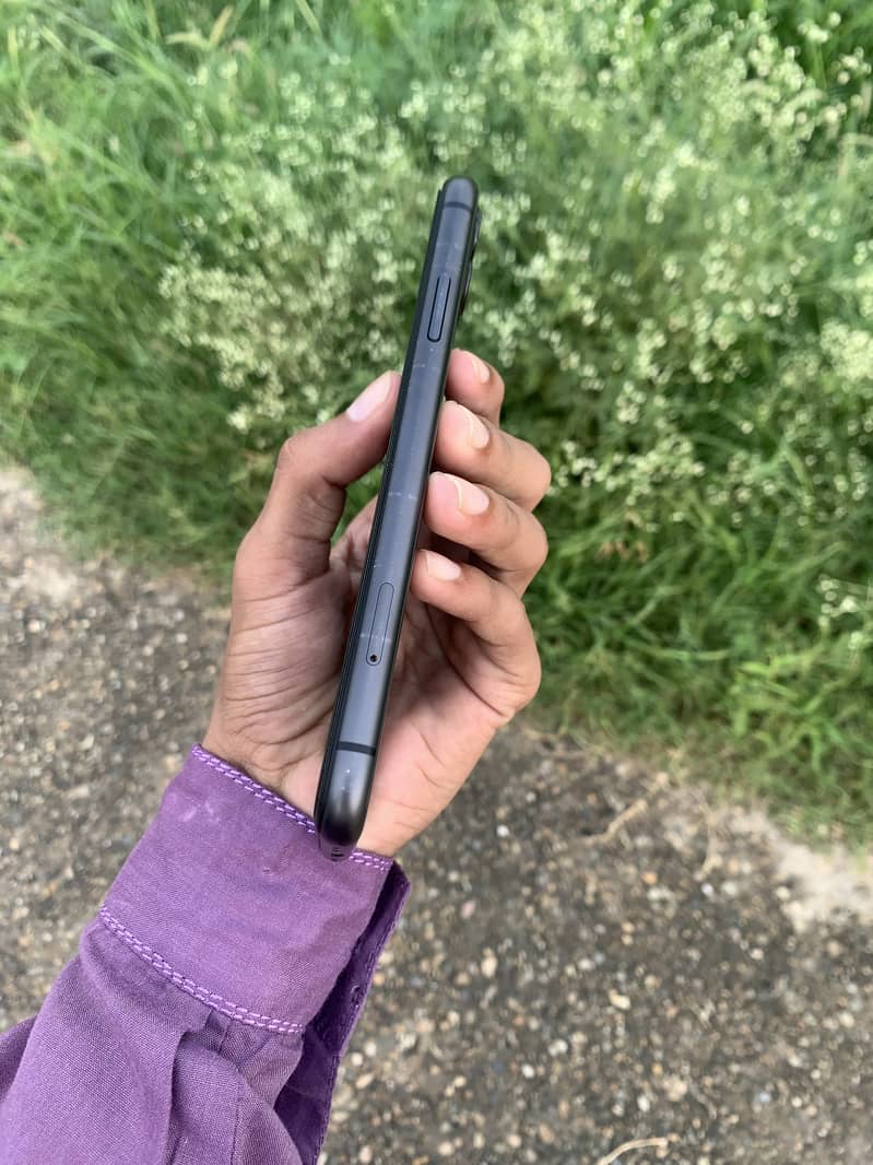 Apple iPhone 11 4