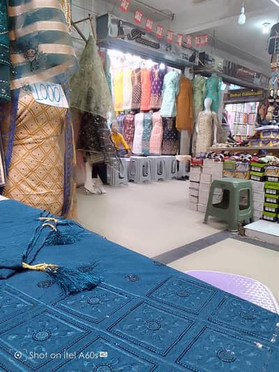 Kam k liye Banda ya larka chaheye ladies clothes k liye