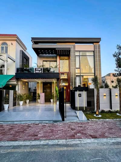 10 Marla Luxury House is Available for Rent in Bahria Town Lahore
