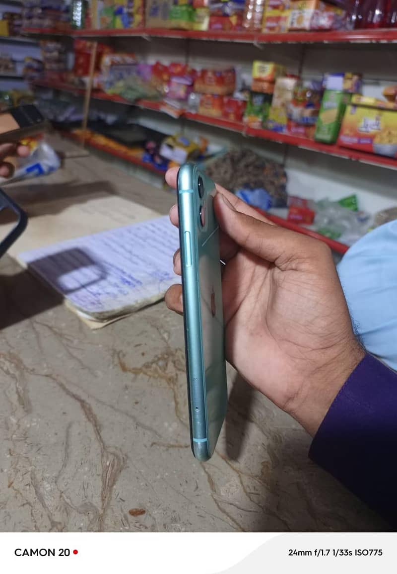 Apple iPhone 11 4