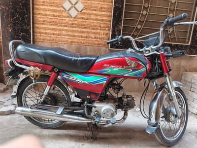 Honda CD 70 . red colour