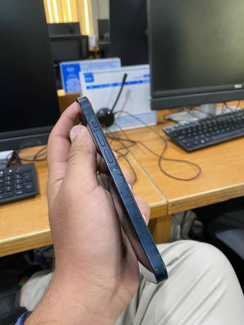 Apple iPhone 13 5
