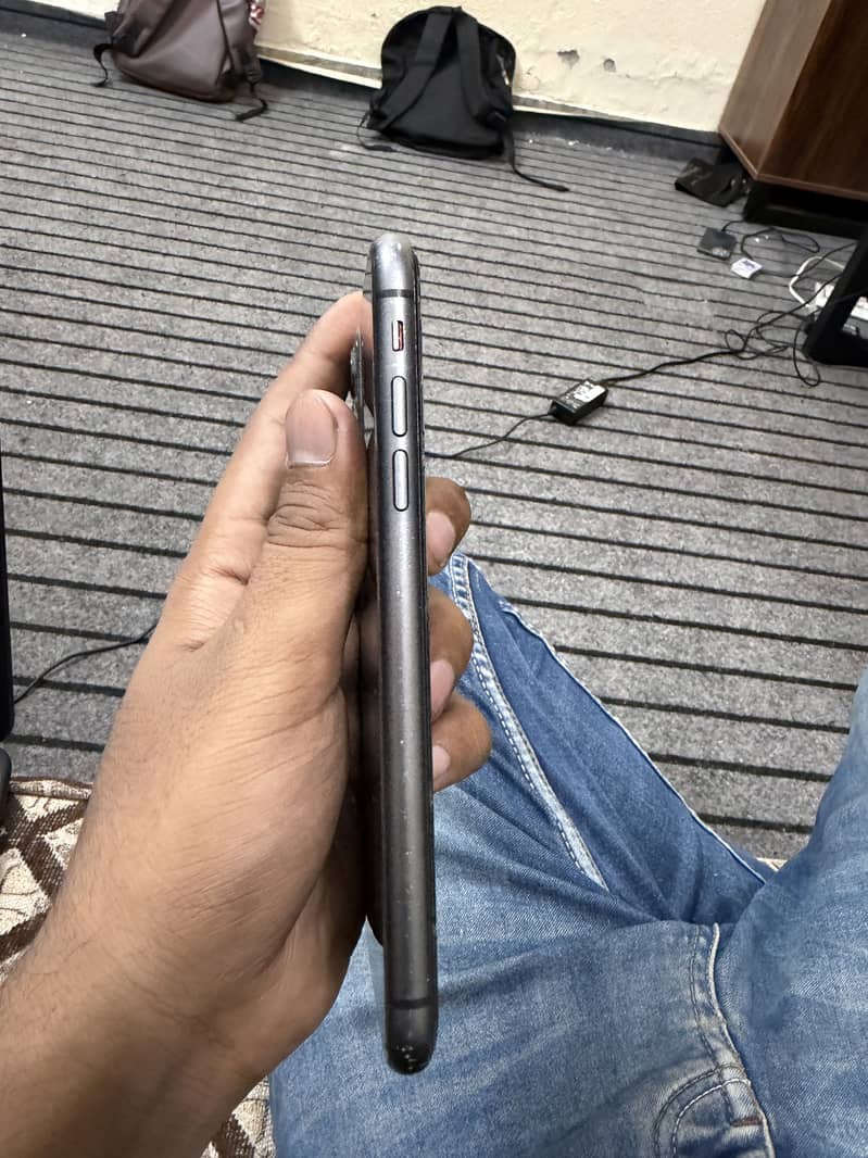 Apple iPhone 11 3