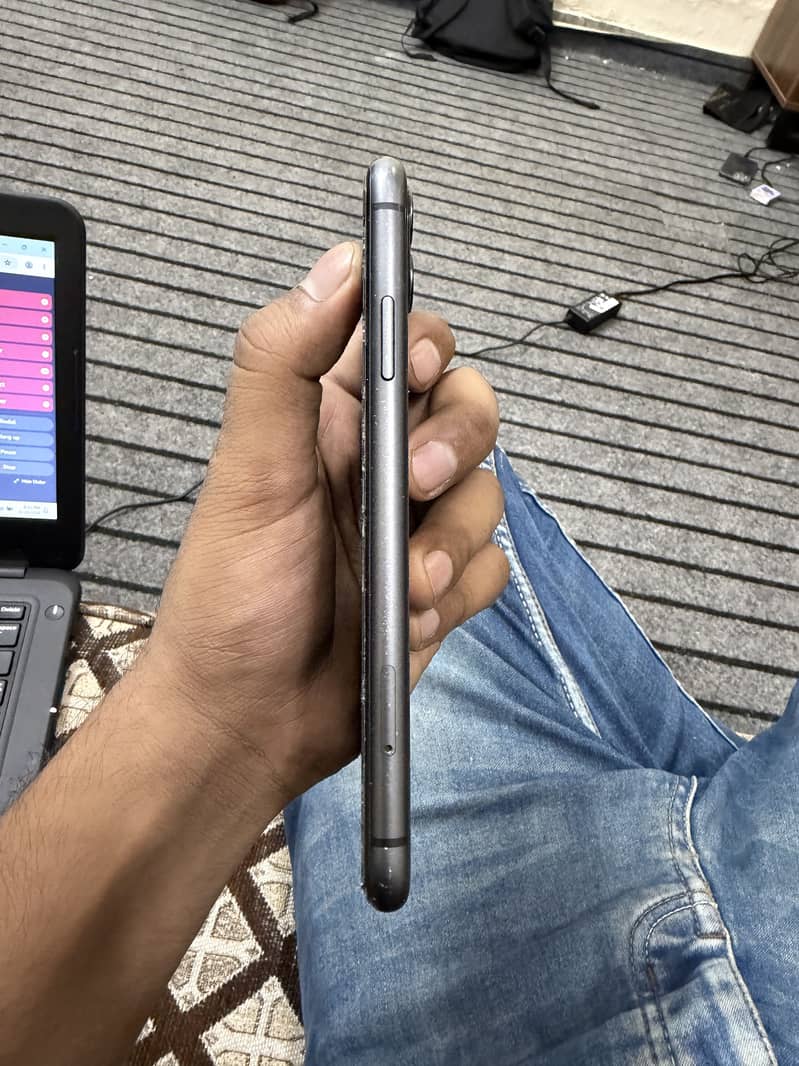 Apple iPhone 11 4