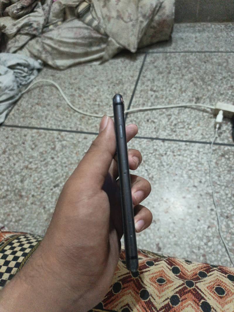 Apple iPhone 8 3