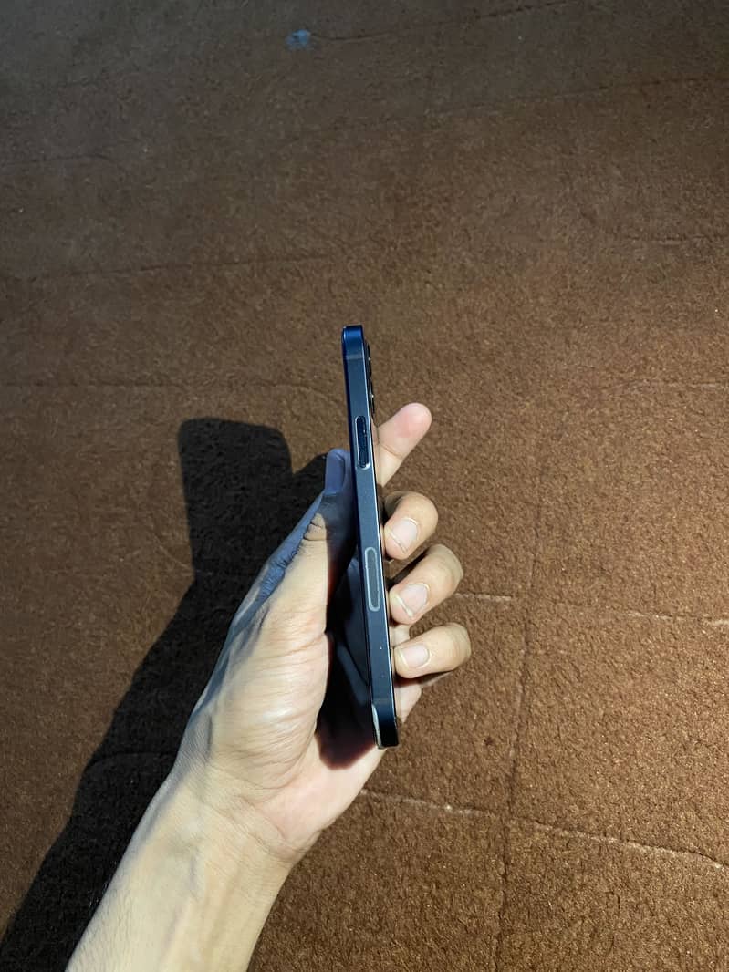 Apple iPhone 12 4