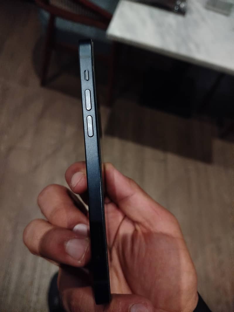 Apple iPhone 12 4