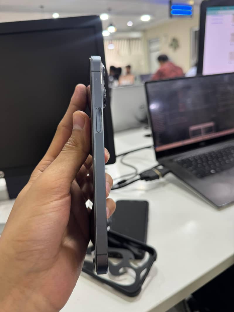 Apple iPhone 13 Pro Max 2