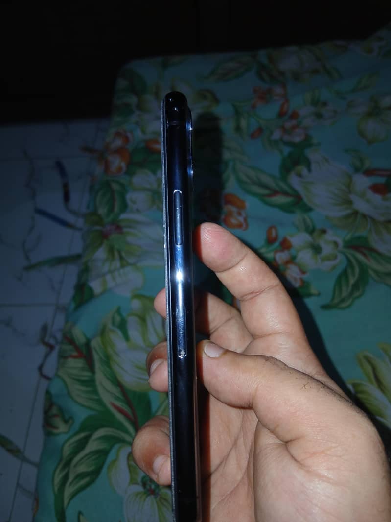 Apple iPhone 11 Pro 4