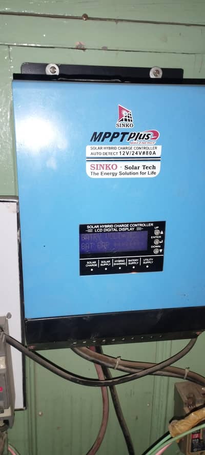 Sinko SOLAR HYBRID CHARGE CONTROLLER  AUTO DETECT 12V/24V#80A