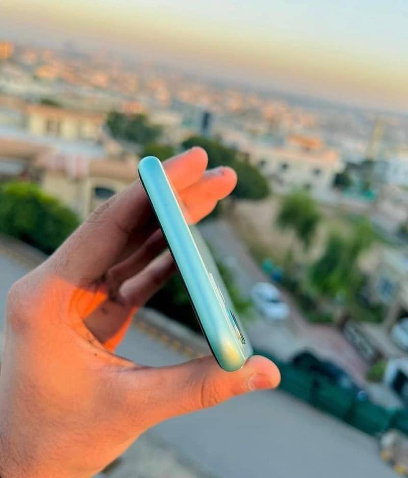 Apple iPhone 11 4