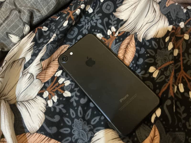 Apple iPhone 7 0