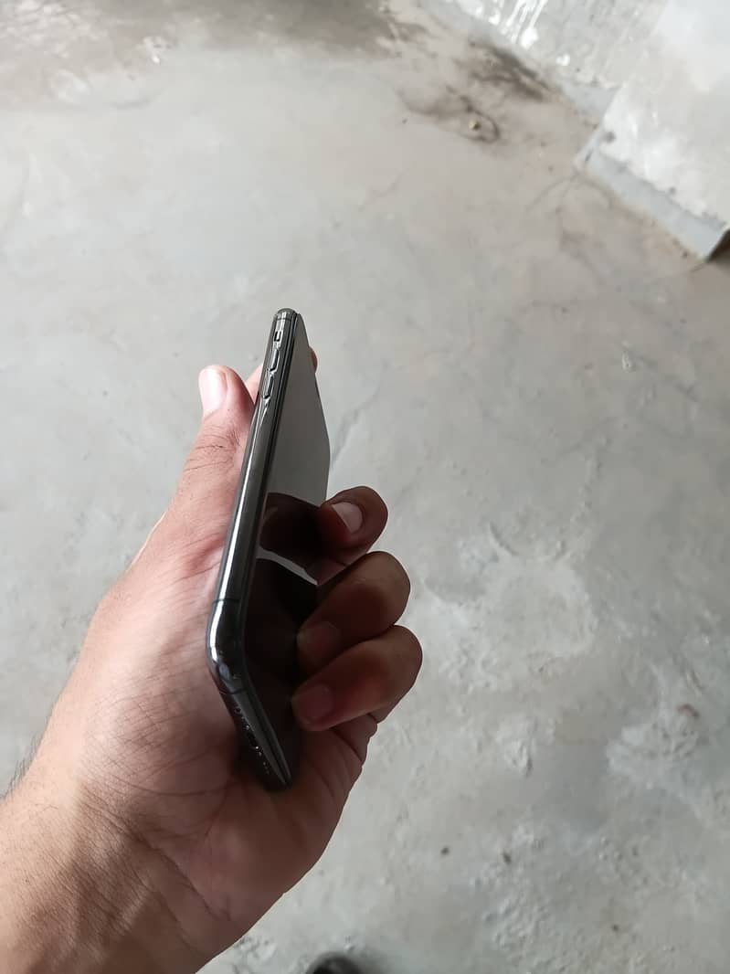 iPhone 11 Pro 4