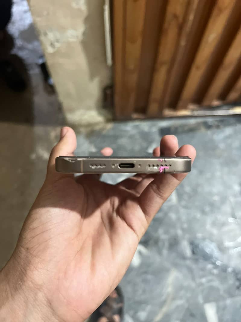 Apple iPhone 16 Pro Max 1