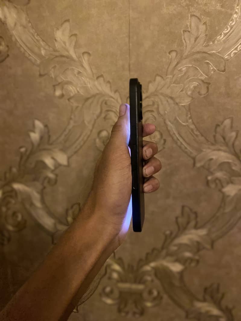 Apple iPhone 16 2