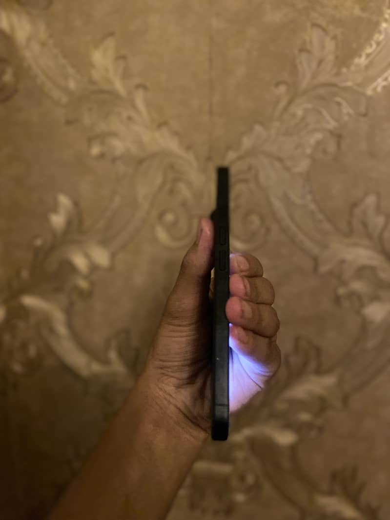 Apple iPhone 16 4