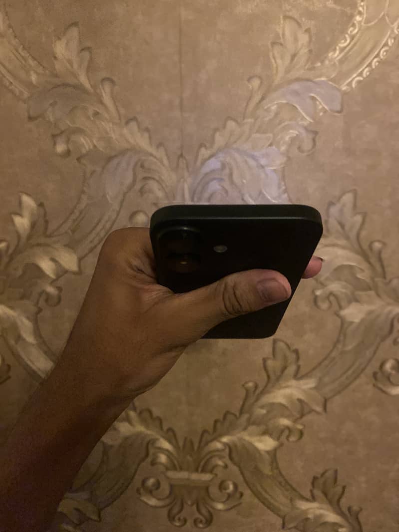 Apple iPhone 16 5
