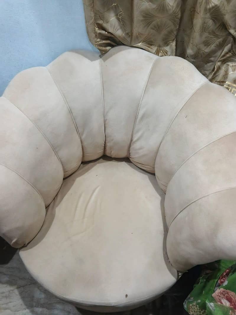 2 chairs    1 table     10/10condition 1