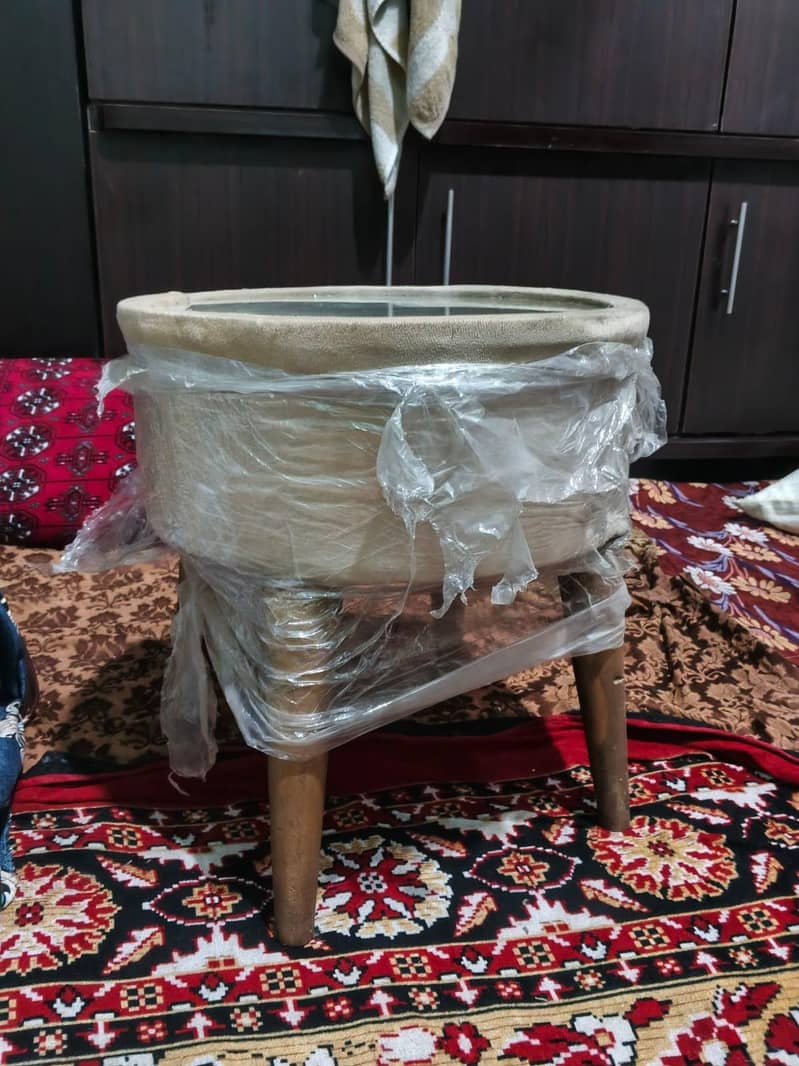 2 chairs    1 table     10/10condition 2