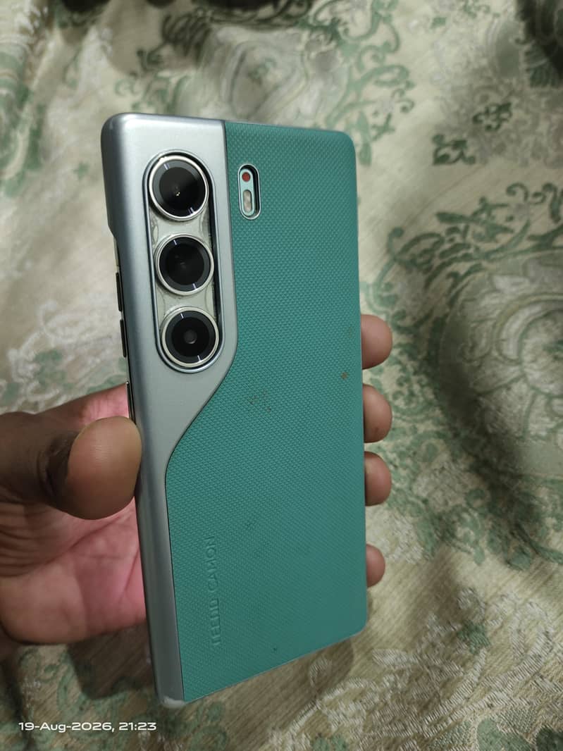 Tecno CAMON 40 Pro 1