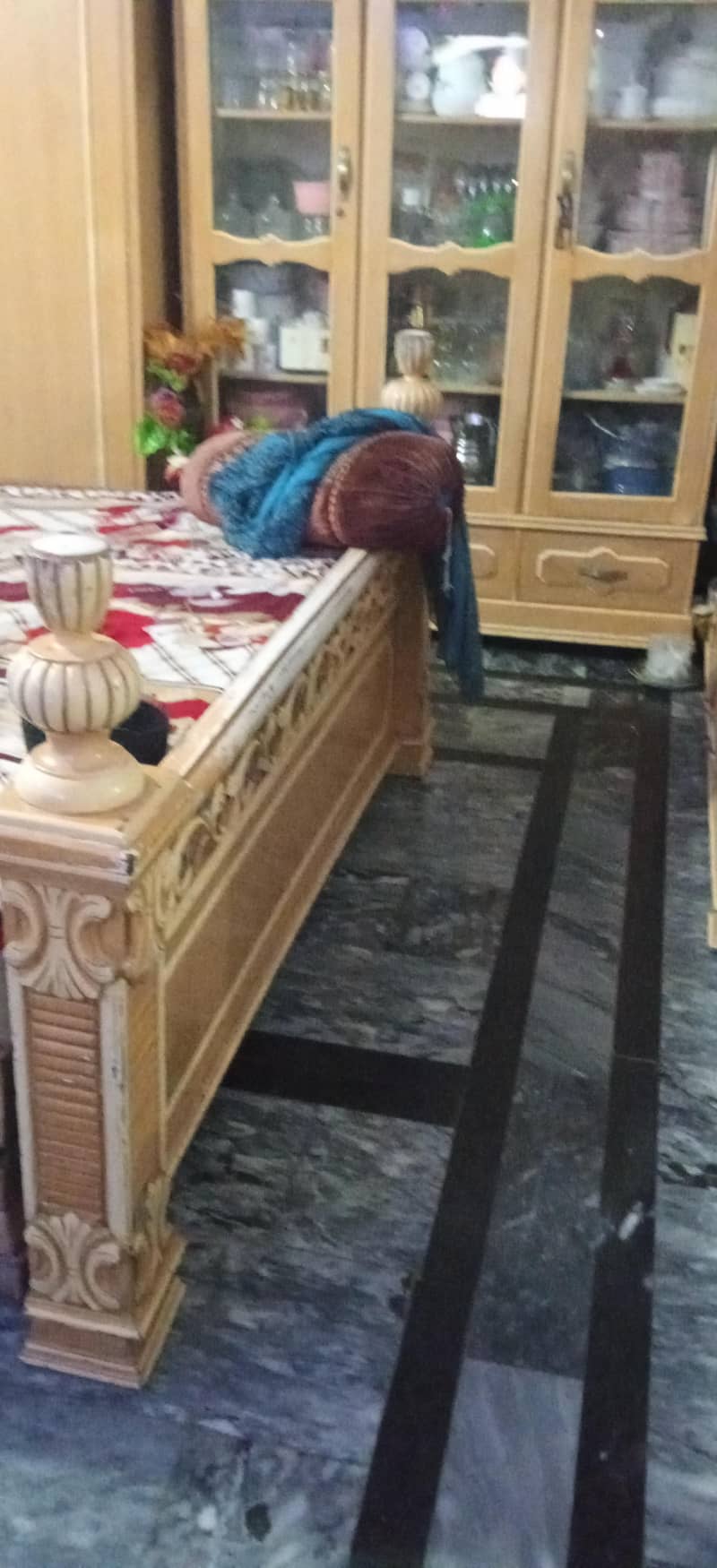 bad with side table 1