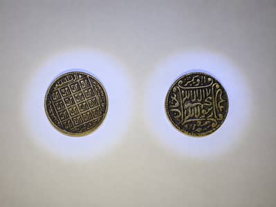 Islamic Style Collectible Medallion – Arabic Calligraphy & Numerical
