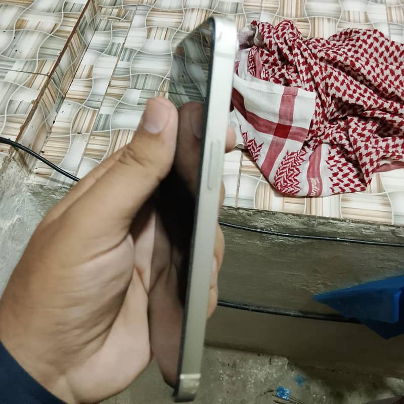 Apple iPhone 13 9