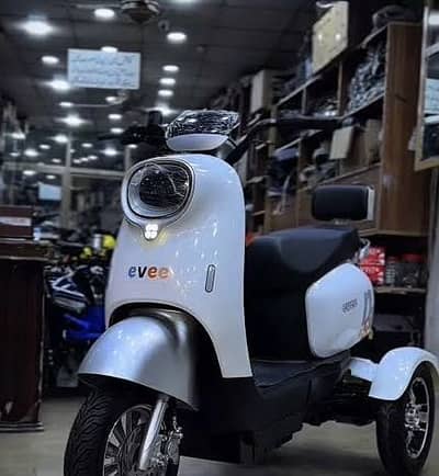 Three wheeler scooter evee nisa
