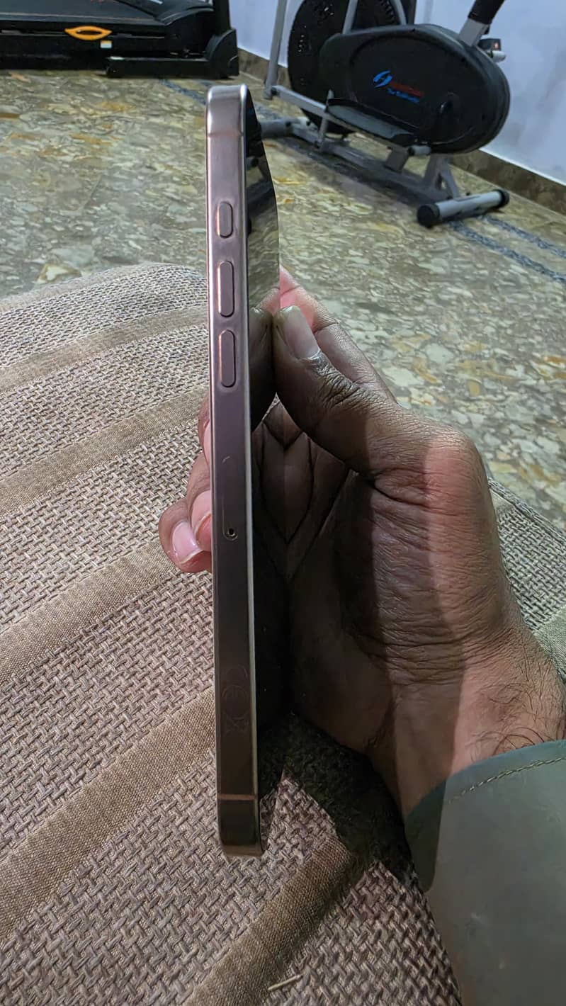 Apple iPhone 16 Pro Max 4