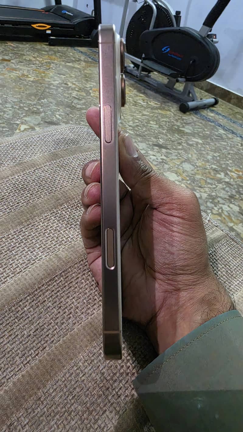 Apple iPhone 16 Pro Max 5