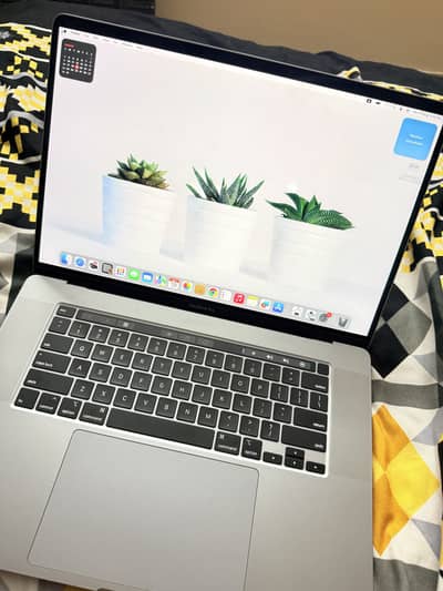 Macbook pro 2019 i7 16 inches 512GB