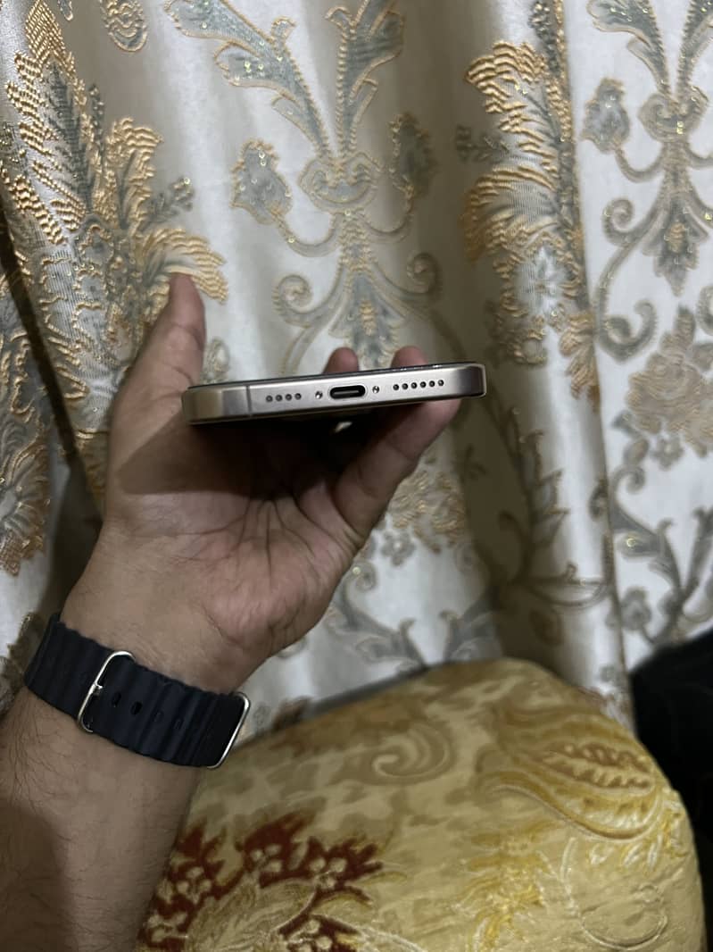 Apple iPhone 16 Pro Max 2