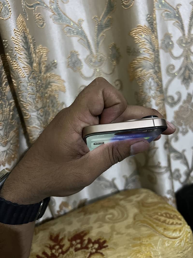 Apple iPhone 16 Pro Max 3