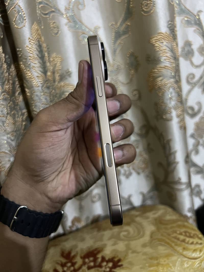 Apple iPhone 16 Pro Max 4
