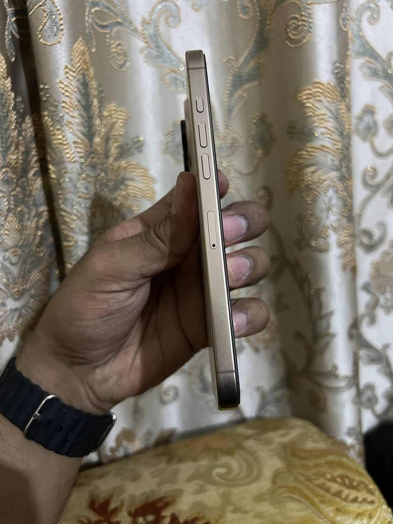 Apple iPhone 16 Pro Max 6